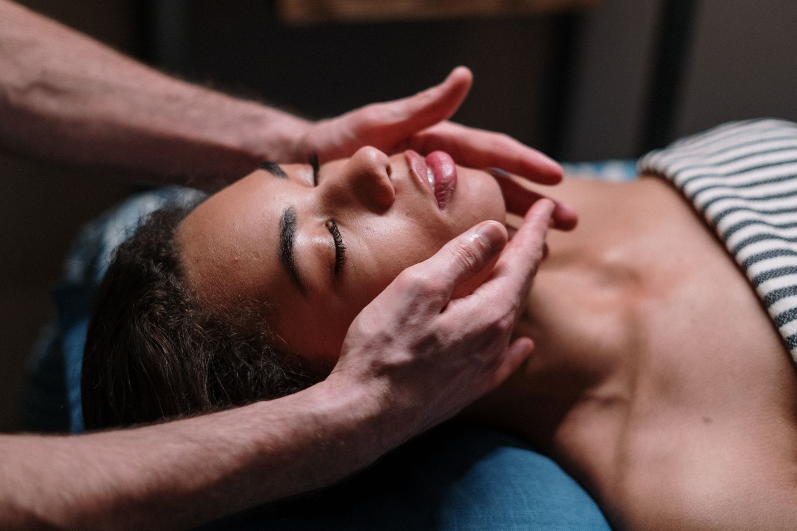 Entspannende Kopfhaut- und Gesichtsmassage im Rahmen des Beauty Concepts