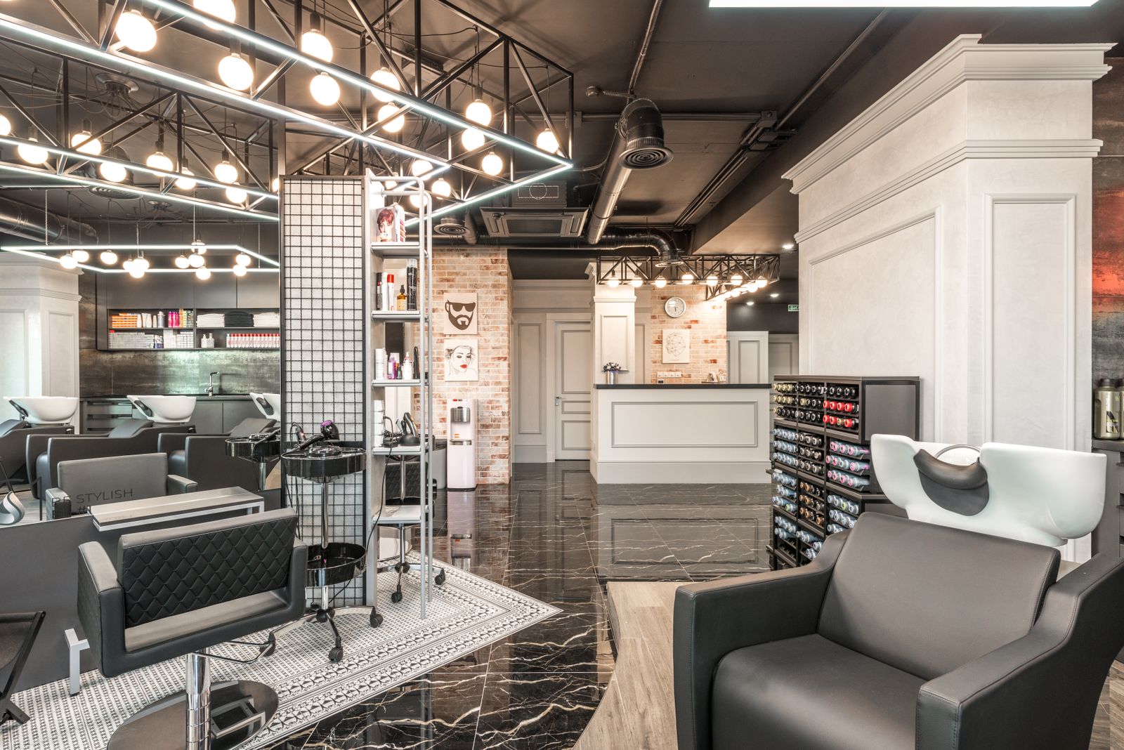 Eleganter Salonbereich mit Marmoroptik und stilvoller Ausstattung