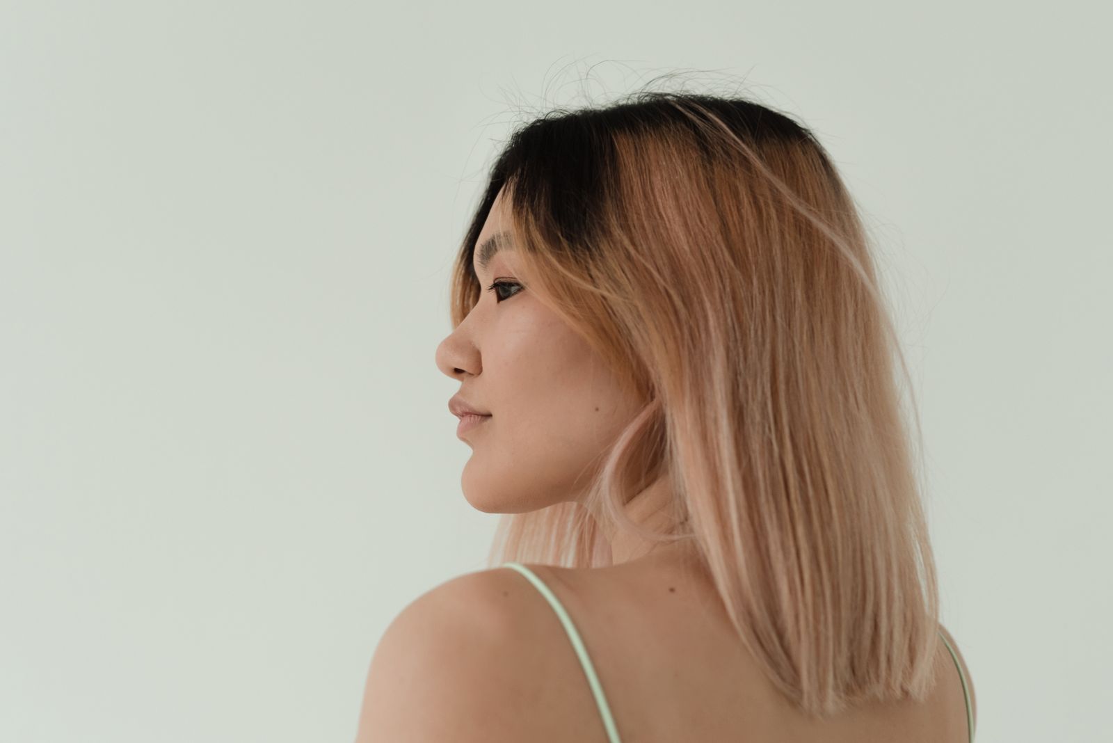 Kundin mit sanftem Balayage-Farbverlauf von Dunkelbraun zu Rosé-Blond