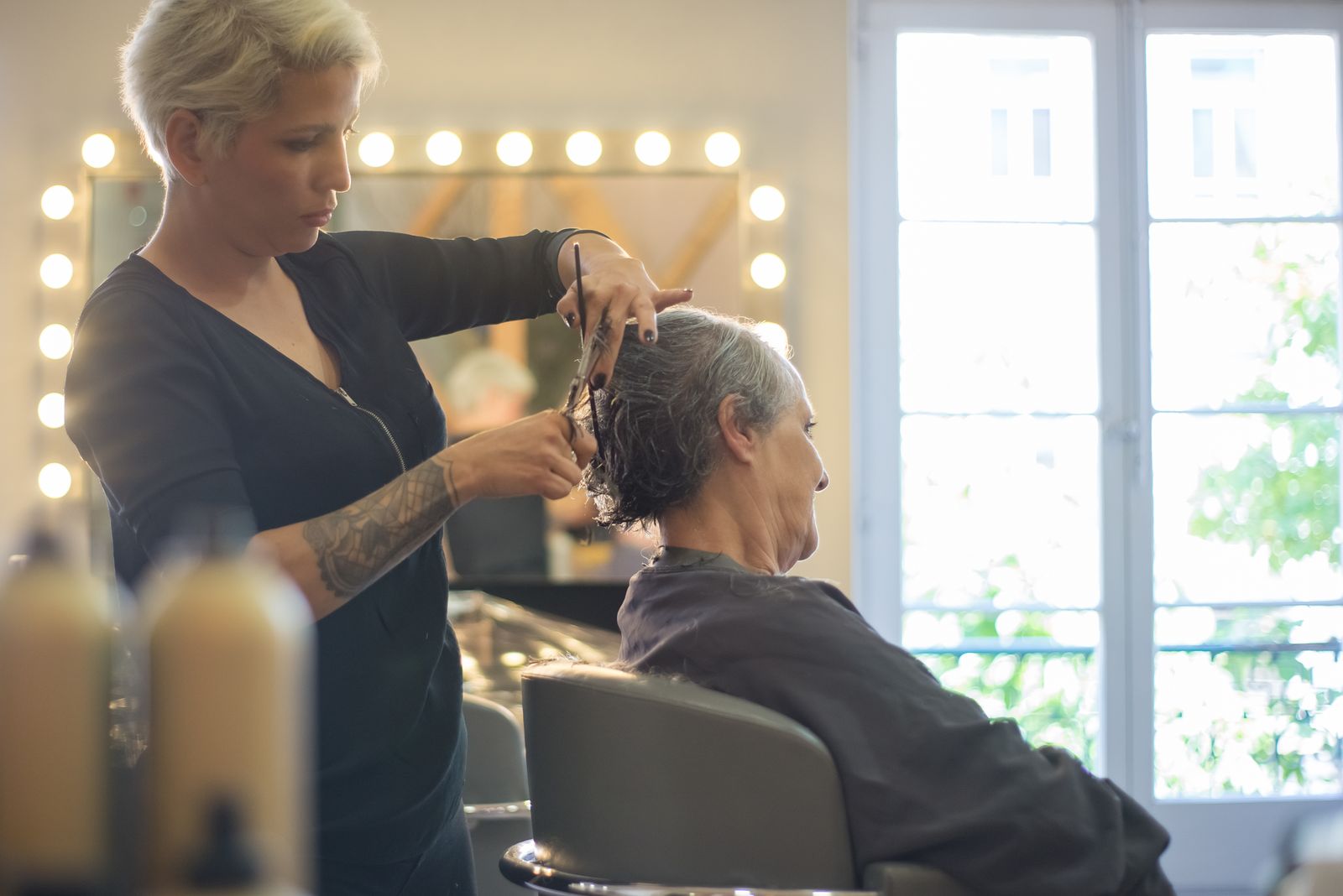 Stilvolle, dunkel gehaltene Barbershop-Lounge für Herrenhaarschnitte